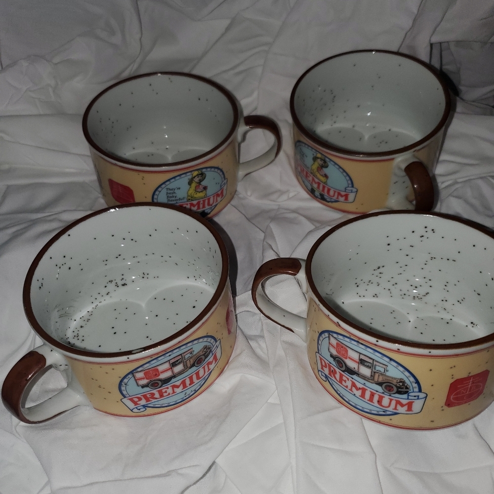 Set of 4 Nabisco Saltine Cracker soup bowls